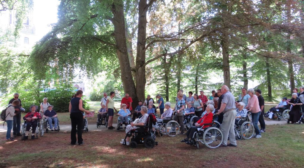 Altenheim St. Elisabeth zu Gast in Schlossgarten und Kirche