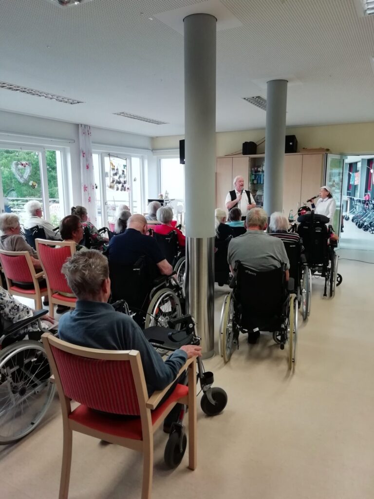 Auftritt Gesangsduo Regenbogen