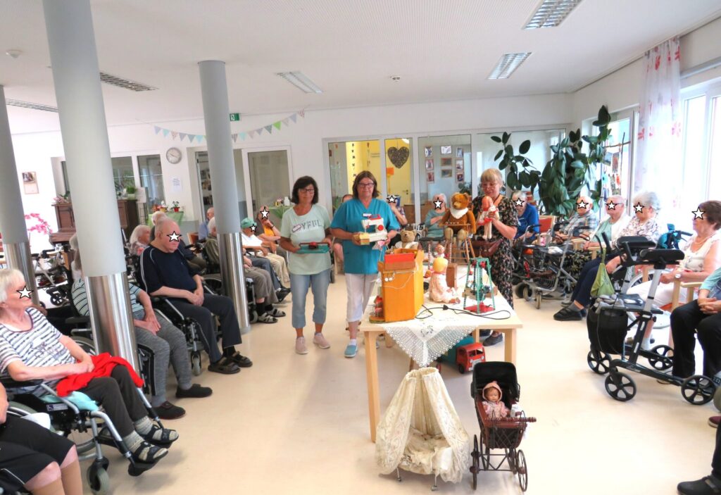 Das Ellinger Spielzeugmuseum zu Besuch im Altenheim